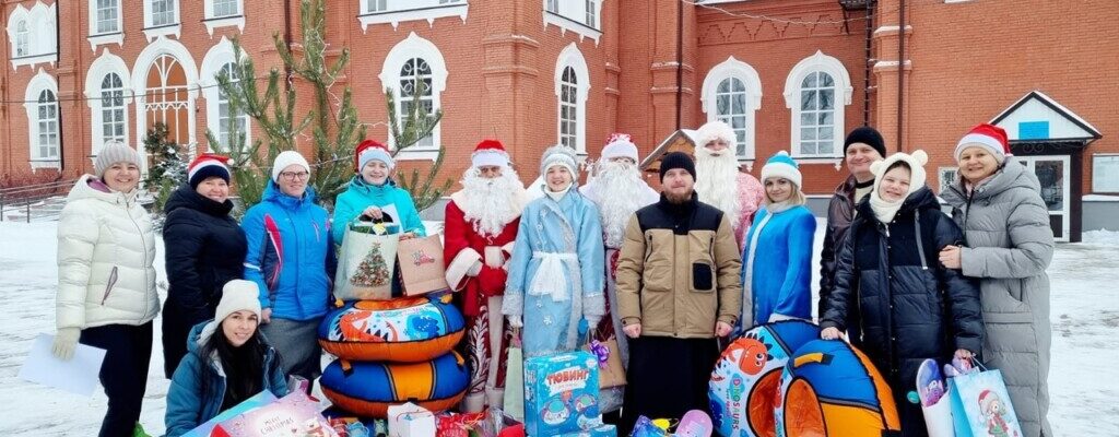 Активисты «Ихфиса» поздравили детей с Рождеством Христовым
