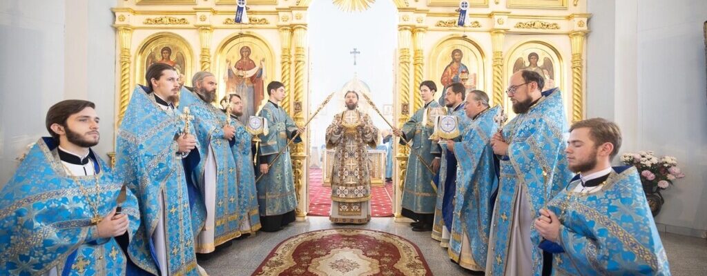 МИТРОПОЛИТ ИГНАТИЙ СОВЕРШИЛ БОЖЕСТВЕННУЮ ЛИТУРГИЮ В ПОКРОВСКОМ ХРАМЕ Г. ПЕТРОВСКА