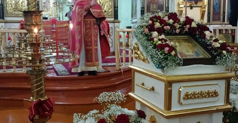 Благочинный совершил Божественную Литургию в Казанском храме